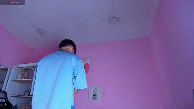 Ian Castillo  online show from November 10, 2025, 11:15 am