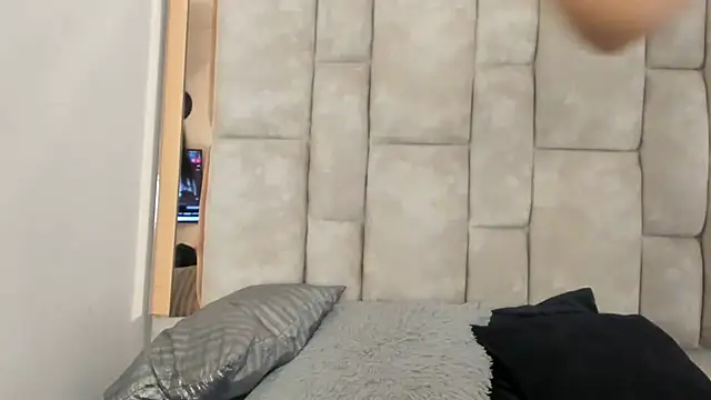 Snapshot of Oliviaa_Evans chatting on January 18, 2026, 3:32 am Oliviaa Evans online show from January 18, 2026, 3:32 am