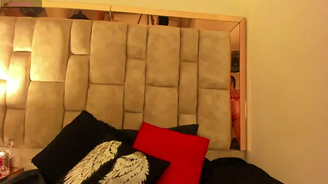 Snapshot of Oliviaa_Evans chatting on April 7, 2026, 2:13 am Oliviaa Evans online show from April 7, 2026, 2:13 am