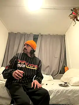 Snapshot of wolfwhite95 chatting on January 5, 2026, 10:35 pm wolfwhite95 online show from January 5, 2026, 10:35 pm