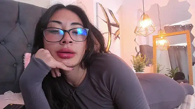 aprildreams19 online show from March 10, 2025, 5:50 pm