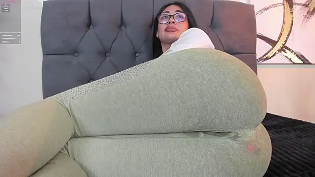 aprildreams19 online show from March 1, 2025, 3:16 pm