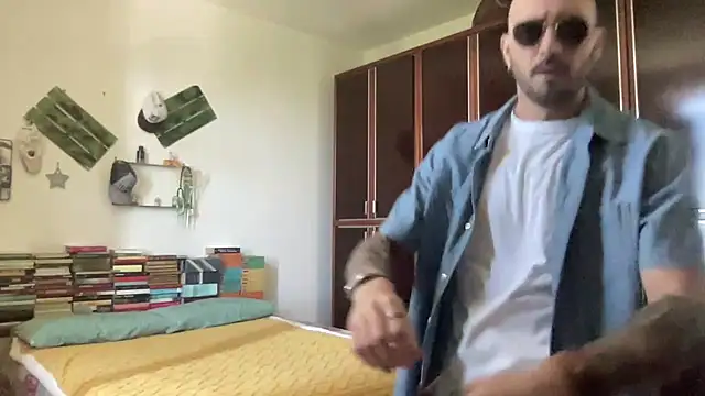 alessandromori91 online show from April 19, 2026, 10:49 am