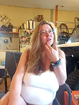 Snapshot of MsShelby40 chatting on March 21, 2026, 10:57 pm MsShelby40 online show from March 21, 2026, 10:57 pm