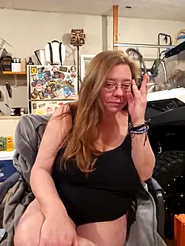 Snapshot of MsShelby40 chatting on December 19, 2025, 11:29 pm MsShelby40 online show from December 19, 2025, 11:29 pm