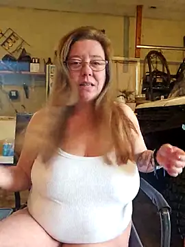 Snapshot of MsShelby40 chatting on April 3, 2026, 10:05 pm MsShelby40 online show from April 3, 2026, 10:05 pm