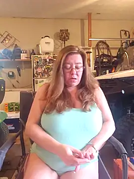 Snapshot of MsShelby40 chatting on April 15, 2026, 10:43 pm MsShelby40 online show from April 15, 2026, 10:43 pm