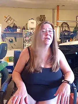 Snapshot of MsShelby40 chatting on April 14, 2026, 11:10 pm MsShelby40 online show from April 14, 2026, 11:10 pm