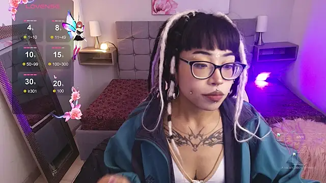 Snapshot of Violetta_Suky chatting on October 1, 2025, 3:27 pm Violetta Suky online show from October 1, 2025, 3:27 pm