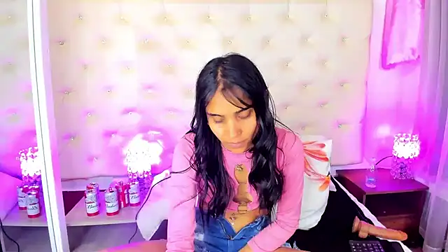 Snapshot of sophie_pariss chatting on February 23, 2025, 9:44 am sophie pariss online show from February 23, 2025, 9:44 am