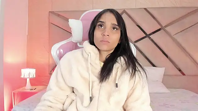 sophie pariss online show from April 5, 2026, 3:35 am