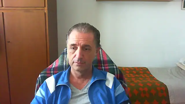 Snapshot of lliuk70mi chatting on May 18, 2026, 12:10 pm lliuk70mi online show from May 18, 2026, 12:10 pm