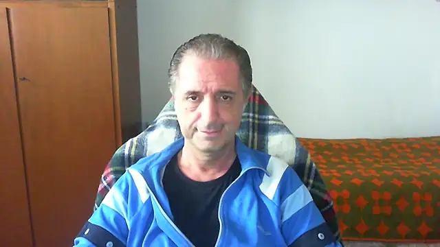 Snapshot of lliuk70mi chatting on May 10, 2026, 12:42 pm lliuk70mi online show from May 10, 2026, 12:42 pm