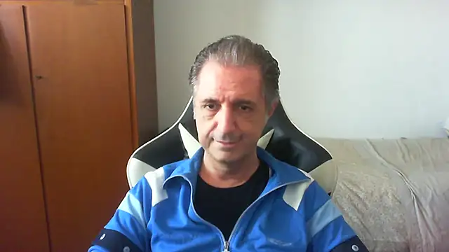 Snapshot of lliuk70mi chatting on May 2, 2026, 12:10 pm lliuk70mi online show from May 2, 2026, 12:10 pm
