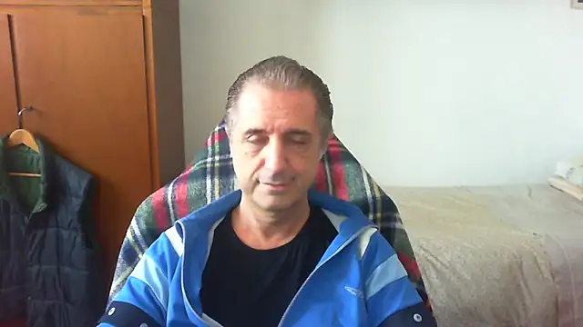 Snapshot of lliuk70mi chatting on May 7, 2026, 1:25 pm lliuk70mi online show from May 7, 2026, 1:25 pm
