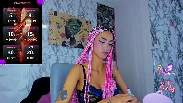 Snapshot of Queen_Cuarxxo chatting on April 9, 2026, 12:01 am Queen Cuarxxo online show from April 9, 2026, 12:01 am