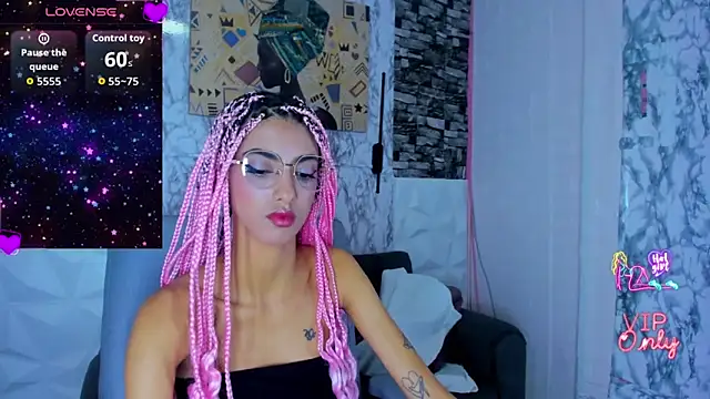 Snapshot of Queen_Cuarxxo chatting on April 11, 2026, 12:29 am Queen Cuarxxo online show from April 11, 2026, 12:29 am