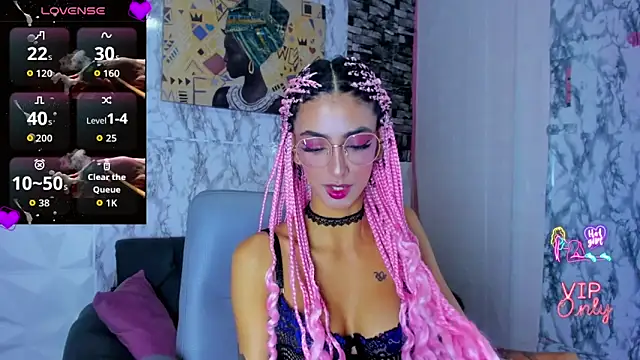 Snapshot of Queen_Cuarxxo chatting on April 14, 2026, 12:04 am Queen Cuarxxo online show from April 14, 2026, 12:04 am