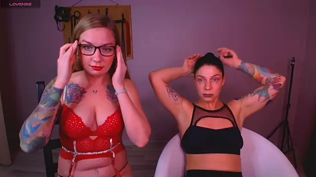 Snapshot of Carrie_Moonshine chatting on October 15, 2025, 5:43 pm Carrie Moonshine online show from October 15, 2025, 5:43 pm