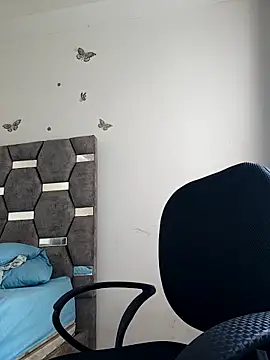 aurelialux online show from November 14, 2025, 8:01 pm