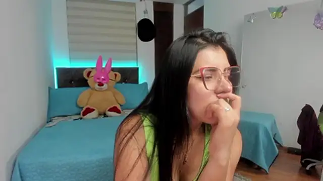 Snapshot of Luxxur69 chatting on December 2, 2025, 12:33 am Luxxur69 online show from December 2, 2025, 12:33 am