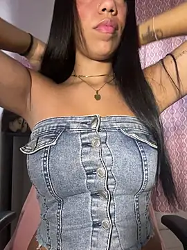 -Naomyy- online show from April 9, 2026, 10:27 pm