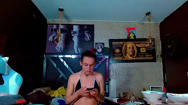 Perla Hotcortes online show from November 23, 2025, 4:17 pm