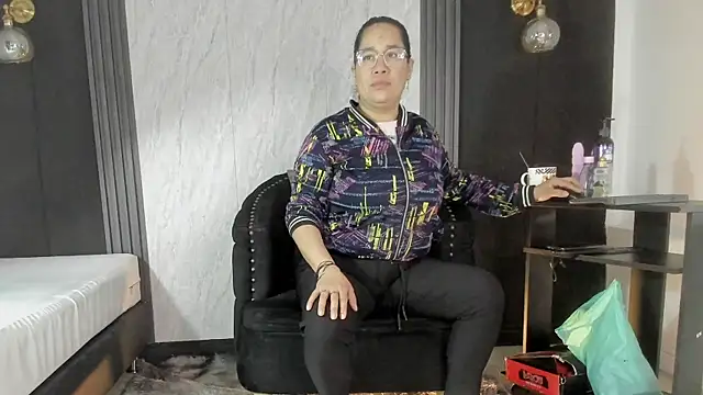 Snapshot of alondrabigtits chatting on November 15, 2025, 11:58 am alondrabigtits online show from November 15, 2025, 11:58 am