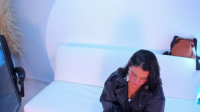 Ada Monroe10 online show from November 10, 2025, 1:38 pm