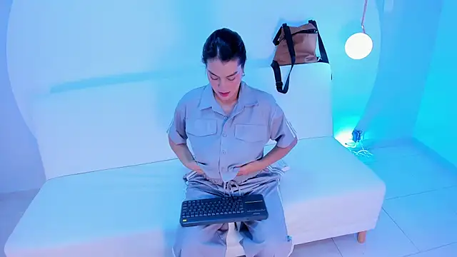 Ada Monroe10 online show from November 11, 2025, 1:28 pm