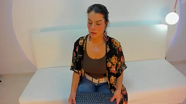 Ada Monroe10 online show from November 6, 2025, 1:37 pm