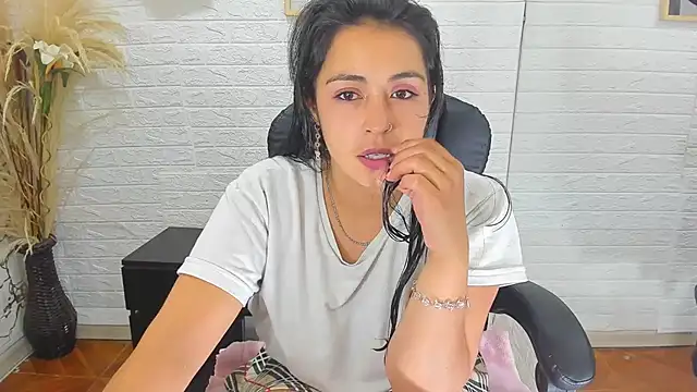 Aisha 09 online show from February 26, 2025, 6:04 pm