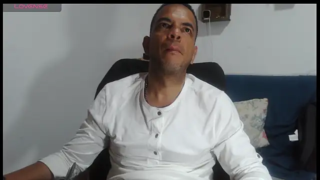 Snapshot of latinmartin73 chatting on May 10, 2026, 5:11 am latinmartin73 online show from May 10, 2026, 5:11 am