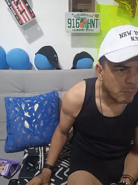 latinmartin73 online show from October 8, 2025, 10:54 pm