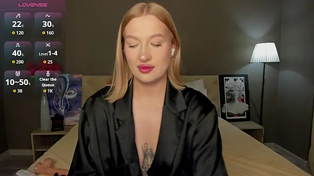 Snapshot of Emma__Leee chatting on October 5, 2025, 1:07 am Emma Leee online show from October 5, 2025, 1:07 am