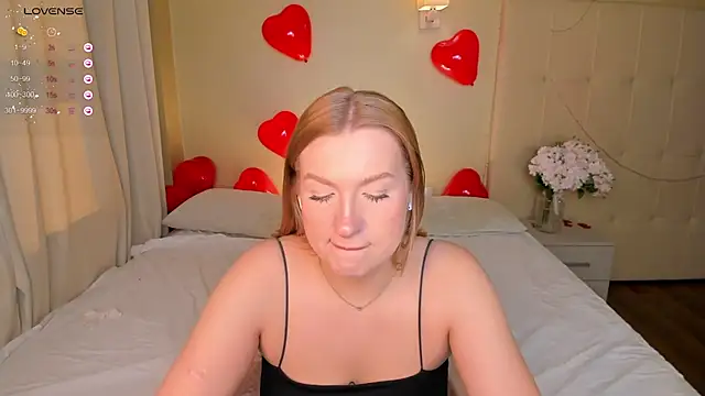 Snapshot of Emma__Leee chatting on February 18, 2025, 4:04 am Emma Leee online show from February 18, 2025, 4:04 am