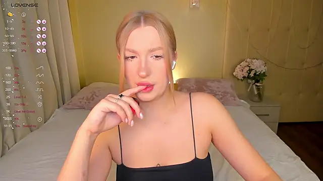 Snapshot of Emma__Leee chatting on March 5, 2025, 12:59 am Emma Leee online show from March 5, 2025, 12:59 am
