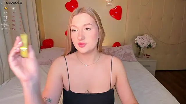 Snapshot of Emma__Leee chatting on February 18, 2025, 12:59 am Emma Leee online show from February 18, 2025, 12:59 am
