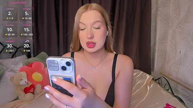 Snapshot of Emma__Leee chatting on September 25, 2025, 12:05 am Emma Leee online show from September 25, 2025, 12:05 am