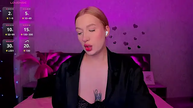 Snapshot of Emma__Leee chatting on October 4, 2025, 12:34 am Emma Leee online show from October 4, 2025, 12:34 am