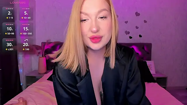 Snapshot of Emma__Leee chatting on October 6, 2025, 12:45 am Emma Leee online show from October 6, 2025, 12:45 am