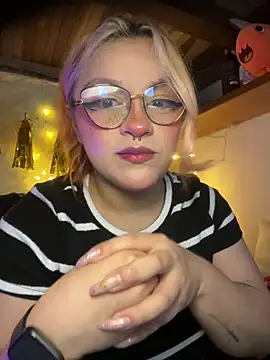 SophiaWeestt99 online show from April 7, 2026, 3:52 am