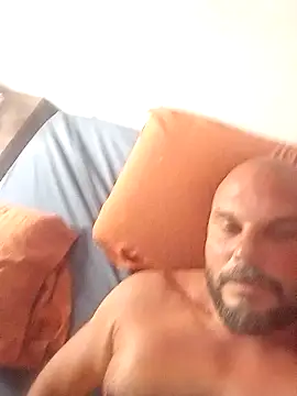 Snapshot of Javierchico chatting on June 24, 2026, 3:43 pm Javierchico online show from June 24, 2026, 3:43 pm