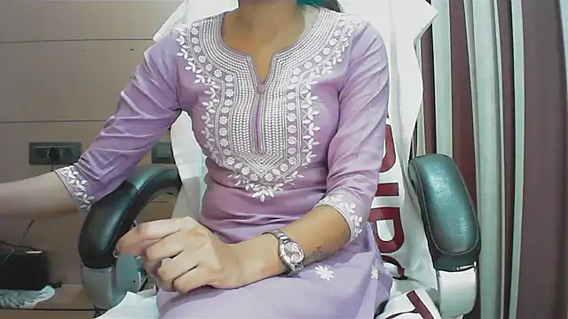 collage hoty online show from January 13, 2026, 4:16 am