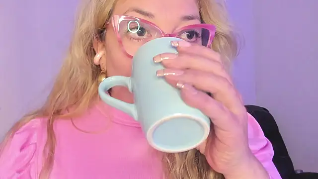 Naty Mature  online show from November 25, 2025, 7:03 pm