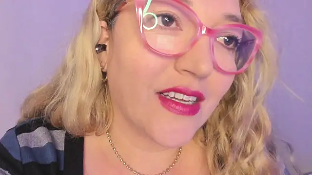 Naty Mature  online show from November 28, 2025, 5:13 pm