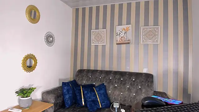 Keila Mendoza online show from April 16, 2026, 10:01 pm