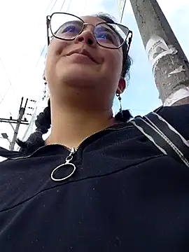 lara moon25 online show from December 18, 2025, 8:12 pm