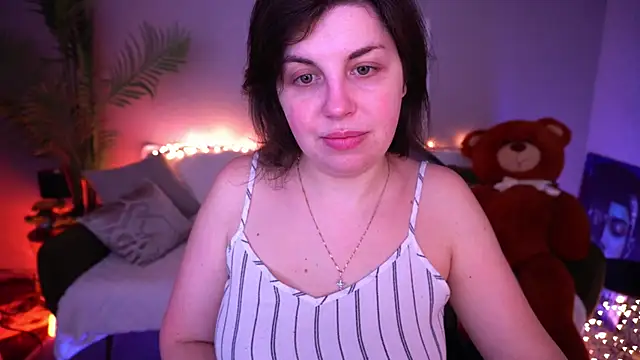 MirandaWong online show from April 11, 2026, 5:04 am