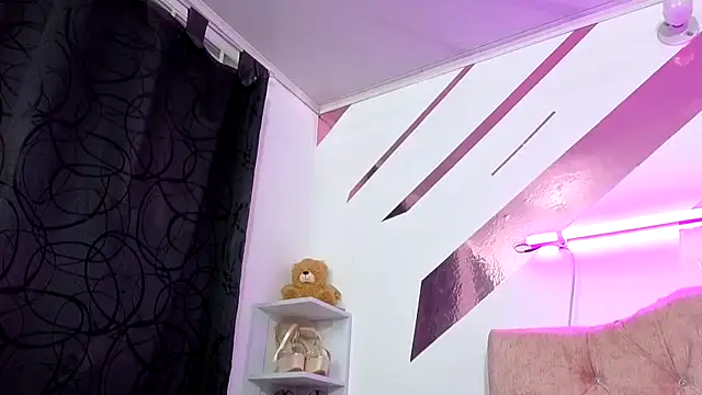 Kitten Hot  online show from October 31, 2025, 5:04 am